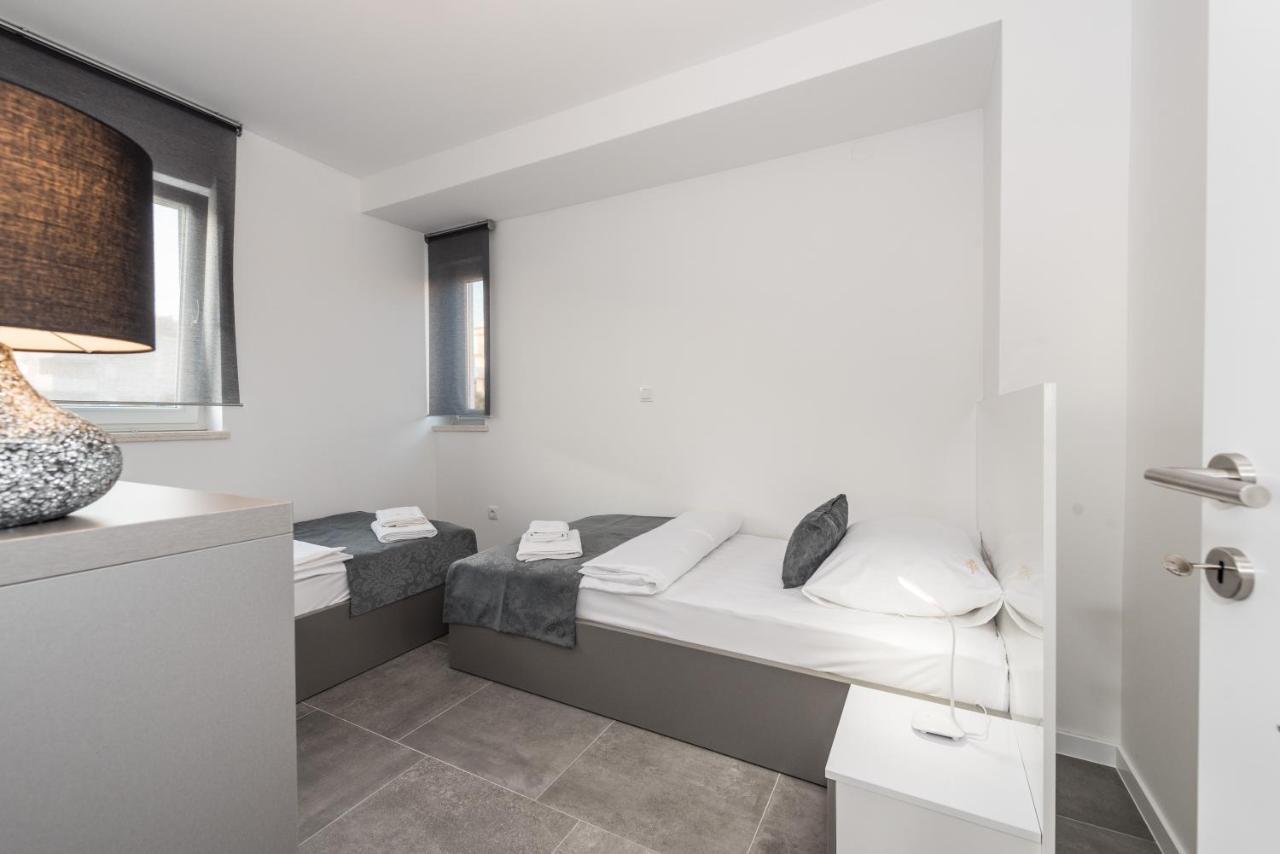 נובליה Villa Magnifica Apartments With Pool מראה חיצוני תמונה