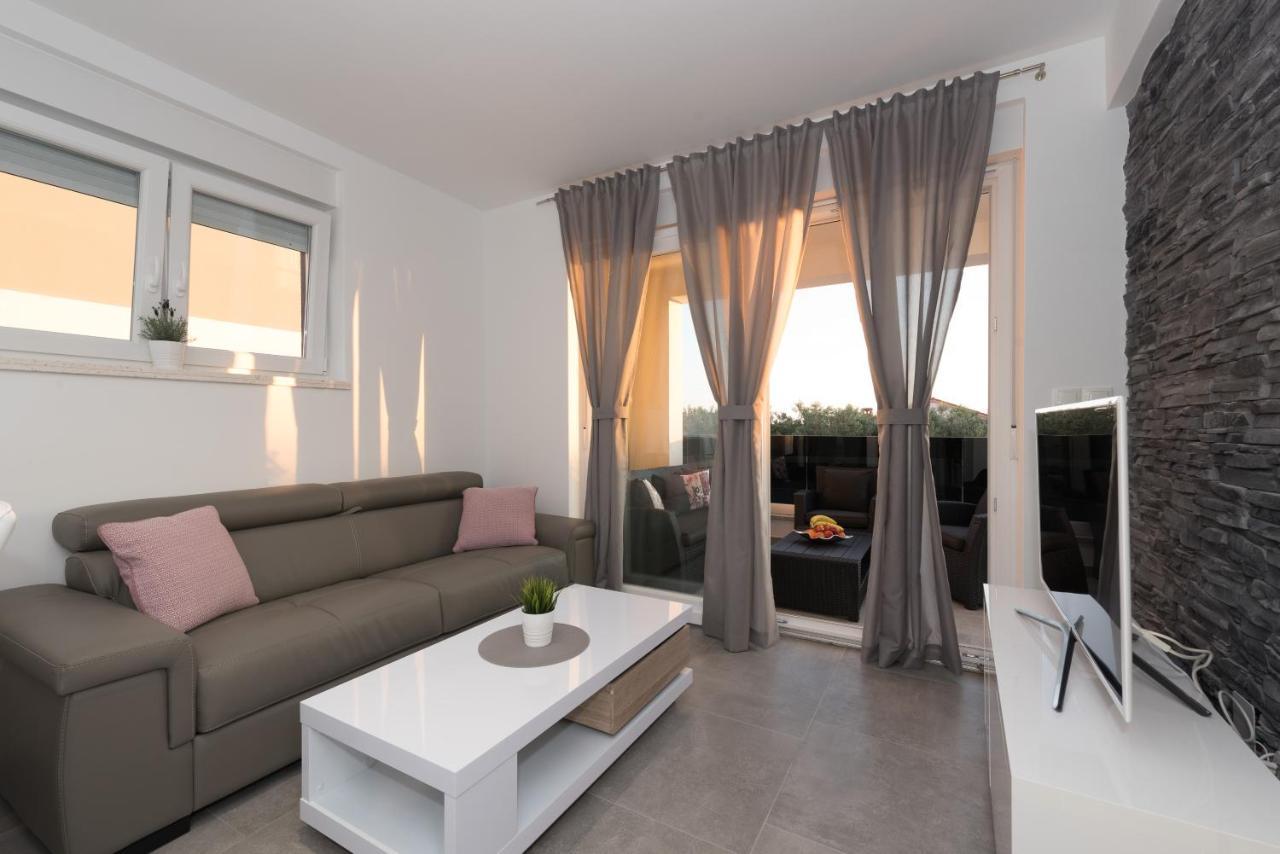 נובליה Villa Magnifica Apartments With Pool מראה חיצוני תמונה