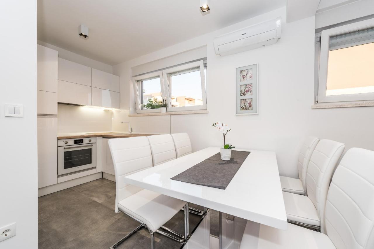 נובליה Villa Magnifica Apartments With Pool מראה חיצוני תמונה